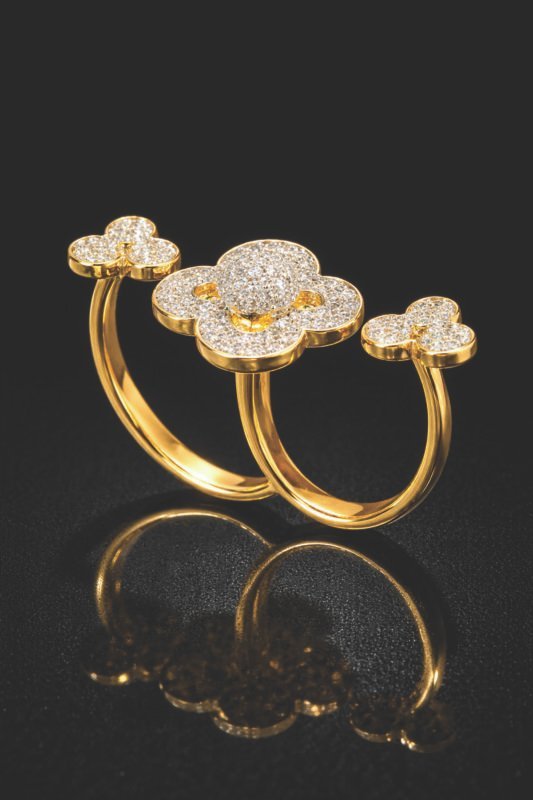 Elegant cloud-shaped rings in gold plating with cubic zirconia for a minimal, chic look.